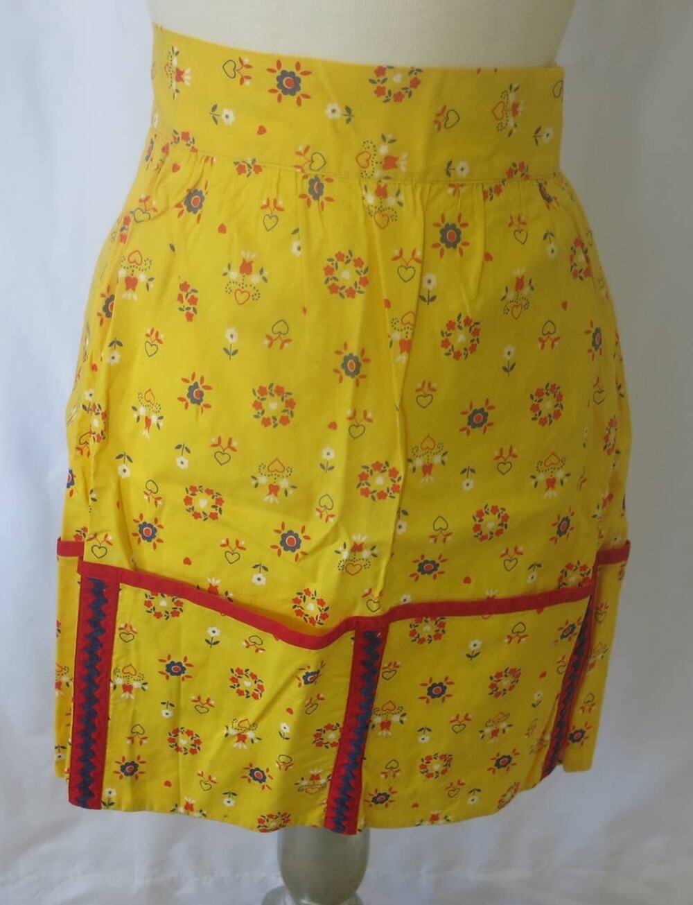 VINTAGE 1950/1960 Apron Handmade Heart Flower Yellow/Red Cottage Retro Farmhouse